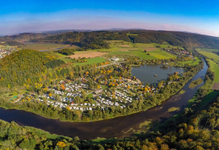 Luftfoto af Camping en Vakantiepark Teichmann - Glamping Hessen omgivet af skov og sø i Tyskland.