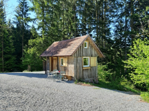 Kleine glamping boshut Gallushof op het platteland in Baden-Württemberg, omgeven door bosrijke natuur.