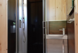 Modernes Badezimmer in einer Holzhütte mit Dusche und Waschbecken bei Gallushof Glamping, Baden-Württemberg.
