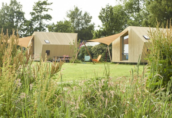 Bæredygtige glamping-ecolodges på It Dreamlân i Friesland, Holland, omgivet af natur og grønne områder.