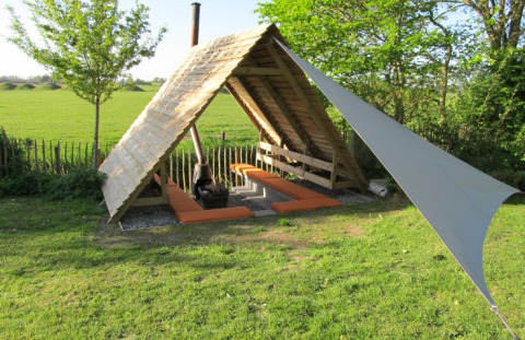 Nachhaltige Glamping-Unterkunft bei It Dreamlân - Ecolodges Friesland mit Holzhütte und ländlicher Aussicht.