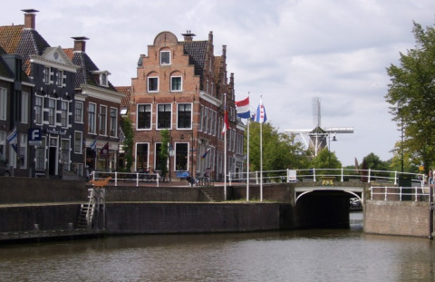 Vista de un canal y casas holandesas en Friesland, cerca del glamping It Dreamlân - Ecolodges.