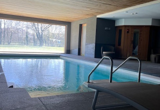 Piscina cubierta con grandes ventanas en Glamping Goed Van Den Bogaerde, West-Flandes, Bélgica.