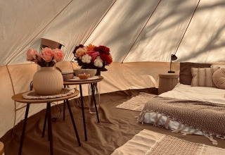 Indvendigt view af luksuriøs glamping ved Glamping Goed Van Den Bogaerde med smukt dekoreret telt og hyggeligt interiør.