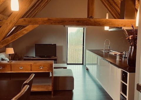 Acogedor interior de un alojamiento glamping en Glamping Goed Van Den Bogaerde, West-Vlaanderen, Bélgica.