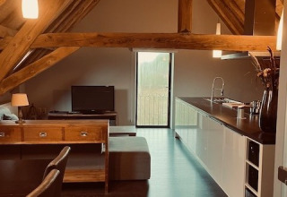 Gezellig interieur bij een glampingaccommodatie van Glamping Goed Van Den Bogaerde in West-Vlaanderen.