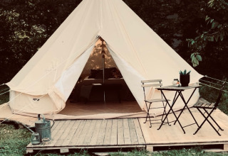 Tienda de glamping con terraza de madera en Glamping Goed Van Den Bogaerde, West-Vlaanderen, Bélgica.