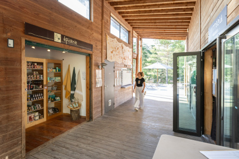 Indgang til butik og reception på Village Huttopia Lanmary-Périgord – Glamping Dordogne med træindretning.