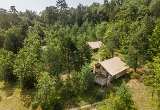 Alloggio glamping al Village Huttopia Lanmary-Périgord immerso nella foresta del Dordogne, vista aerea.