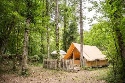 Alojamiento glamping en una gran tienda en medio del bosque en Village Huttopia Lanmary-Périgord, Dordogne.