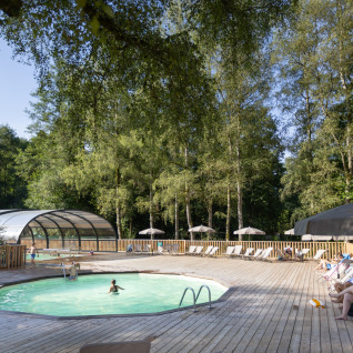 Piscina all’aperto circondata da alberi presso Huttopia Vallée de la Semois glamping, Ardenne, Vallonia.