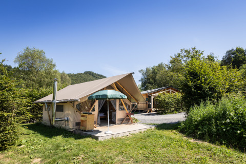 Alloggio glamping a Huttopia Vallée de la Semois, Ardenne, Vallonia, immerso nel verde e nella natura.