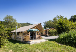 Glamping-Unterkunft im Huttopia Vallée de la Semois in den Ardennen, Wallonien, umgeben von Natur.