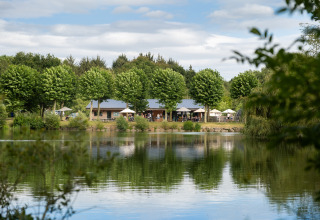 Alojamiento glamping en Huttopia Baie du Mont Saint Michel junto al lago y rodeado de naturaleza.