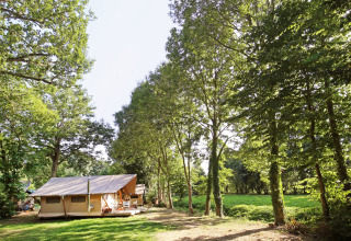 Sistemazione glamping nei boschi di Huttopia Baie du Mont Saint Michel in Bretagna, tenda e natura.