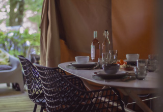 Buiten eettafel bij Vieflow Lodge - Lodgetenten Dordorgne met servies en uitzicht op natuur.