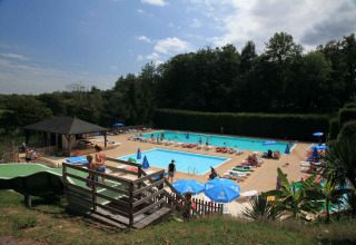 Vista dell’area piscina con lettini e ospiti presso Vieflow Lodge - Lodgetenten Dordogne campeggio.
