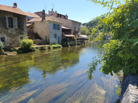 Fiume limpido e case di pietra vicino a Vieflow Lodge - Lodgetenten Dordogne per glamping e campeggio.