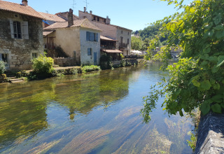 Udsigt over floden og stenhusene tæt ved Vieflow Lodge - Lodgetenten Dordogne glamping og camping, solrig dag.