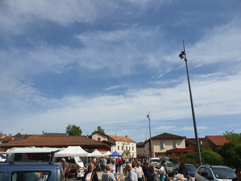 Marketplace at Vieflow Lodge - Lodgetenten Dordorgne, people browsing stalls under a sunny blue sky.