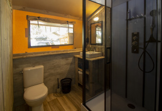 Baño con ducha, inodoro y lavabo en alojamiento glamping Vieflow Lodge - Lodgetenten Dordorgne.
