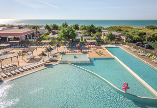 Ampia piscina e lettini al Camping Beach Garden - Glamping Zuid-Frankrijk con vista mare.