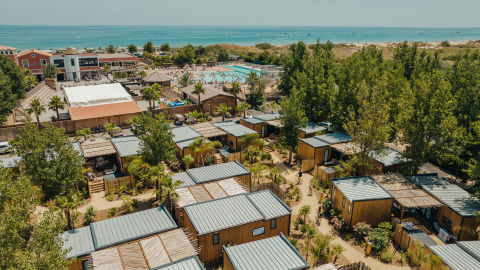 Luftaufnahme vom Camping Beach Garden - Glamping Südfrankreich mit Pool, modernen Hütten und Meerblick.