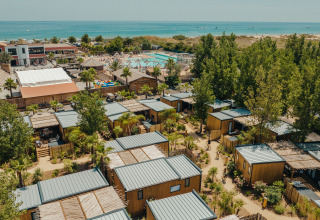 Vista aérea de Camping Beach Garden - Glamping Sur de Francia con piscina, cabañas y acceso a la playa cercana.
