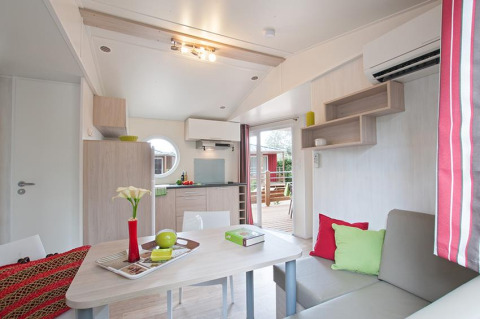 Moderne Glamping-Unterkunft auf dem Camping Beach Garden in Südfrankreich mit hellem, stilvollem Interieur.