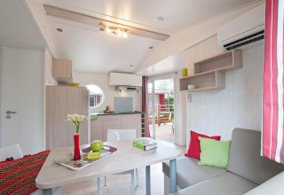 Moderne Glamping-Unterkunft auf dem Camping Beach Garden in Südfrankreich mit hellem, stilvollem Interieur.