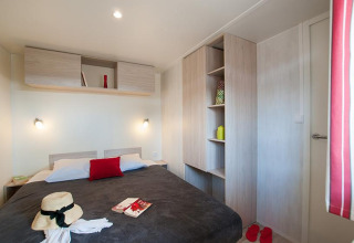 Alloggio glamping moderno al Camping Beach Garden nel sud della Francia con camera accogliente e armadio.