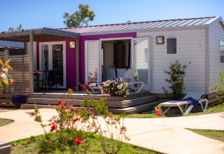 Glamping indkvartering ved Camping Beach Garden i Sydfrankrig med moderne faciliteter og solrig terrasse.