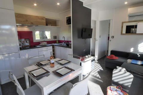 Modernes Glamping-Apartment im Camping Beach Garden Südfrankreich mit Küche und Essbereich.