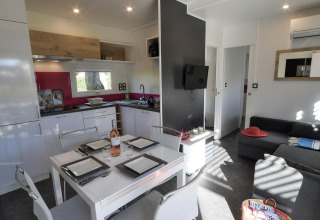 Moderne glampingaccommodatie op Camping Beach Garden Zuid-Frankrijk met keuken en eethoek.