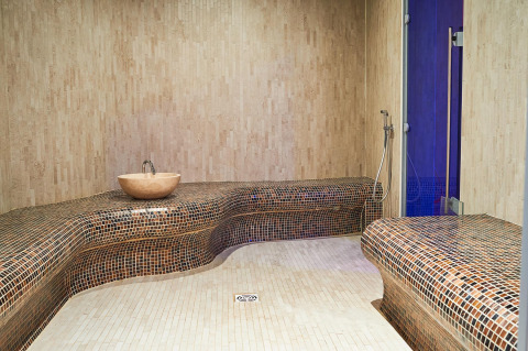 Moderne wellness- en stoombadfaciliteiten met mozaïektegels bij Camping Beach Garden - Glamping Zuid-Frankrijk.