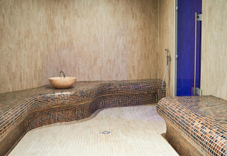 Moderne wellness- en stoombadfaciliteiten met mozaïektegels bij Camping Beach Garden - Glamping Zuid-Frankrijk.