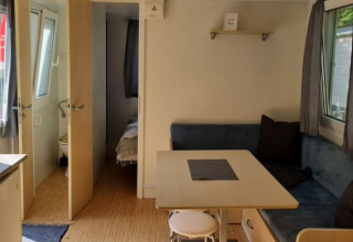 Indvendigt billede af Glamping Bad Gastein - Kurcamping Erlengrund med spisebord og sovesofa.