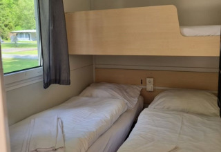 Binnenzicht van een glampingaccommodatie bij Glamping Bad Gastein - Kurcamping Erlengrund met stapelbedden.