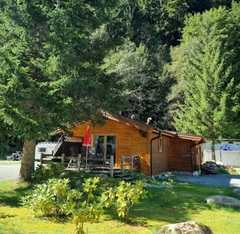 Cabane en bois à Glamping Bad Gastein - Kurcamping Erlengrund entourée de verdure et de nature paisible.