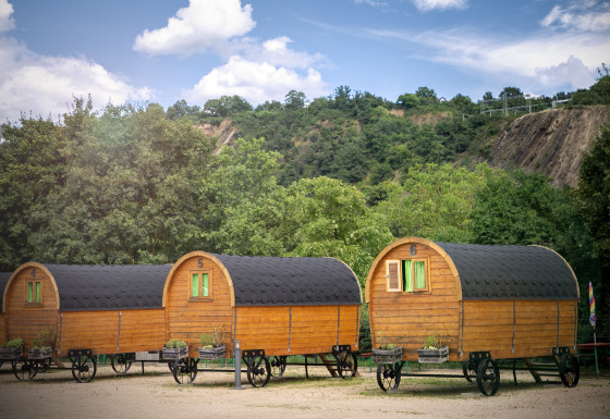 Trois roulottes en bois pour glamping au Camping Gülser Moselbogen - Herderwagens, cadre naturel verdoyant.