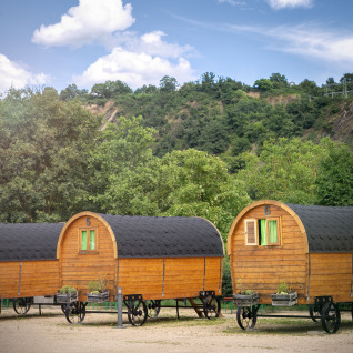 Trois roulottes en bois pour glamping au Camping Gülser Moselbogen - Herderwagens, cadre naturel verdoyant.
