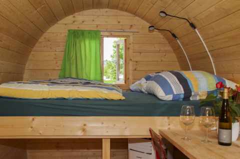 Innenansicht einer Glamping-Unterkunft bei Camping Gülser Moselbogen - Herderwagens Rheinland-Pfalz.