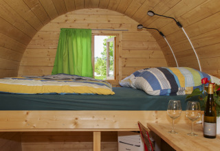 Indvendig visning af glampingindkvartering på Camping Gülser Moselbogen - Herderwagens Rijnland-Palts.