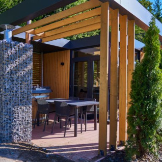 Udendørs syn af UplandParcs Sauerland Wellness Cottage i Noordrijn-Westfalen med terrasse og moderne design.