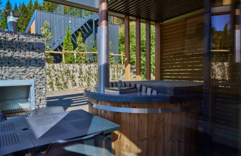 Wellnessruimte met hottub en buitentafel bij UplandParcs Sauerland, Noordrijn-Westfalen glamping accommodatie.