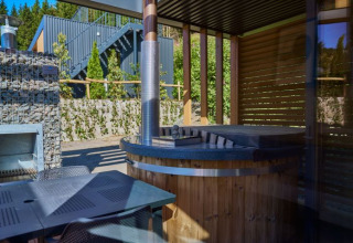 Wellnessbereich mit Whirlpool und Sitzgelegenheit im Freien bei UplandParcs Sauerland, Nordrhein-Westfalen.