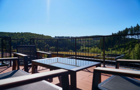 Vista desde una terraza con muebles modernos en UplandParcs Sauerland - Wellness Cottage en Renania del Norte-Westfalia.