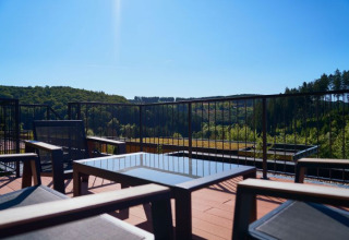 Uitzicht vanaf een terras met moderne meubels bij UplandParcs Sauerland - Wellness Cottage in Noordrijn-Westfalen.