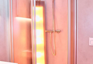 Moderne douche met verlicht paneel in UplandParcs Sauerland - Wellness Cottage, Noordrijn-Westfalen.