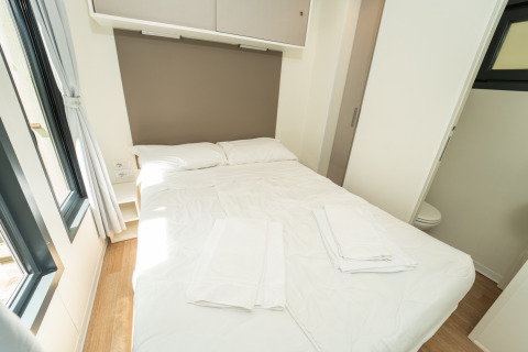 Camera con letto matrimoniale al Chianti Glamping Resort - Cottages Toscane, interni moderni e luminosi.